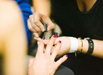 Jak prawidłowo aplikować i zdejmować produkty do stylizacji paznokci w domu