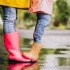 Jak dobrze dobrać obuwie na deszczowe dni dla Twojej pociechy?