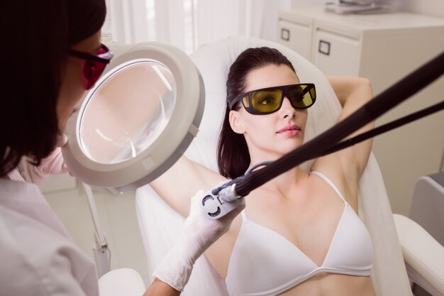 Jak laseroterapia może odmienić Twoją skórę: Przewodnik po nowoczesnych zabiegach estetycznych