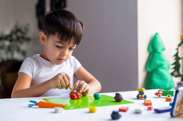 Jak Klocki Wspierają Rozwój Kreatywności i Umiejętności Problem-Solving u Dzieci