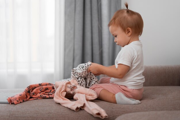 Dlaczego warto wybierać odzież niemowlęcą z naturalnych materiałów?