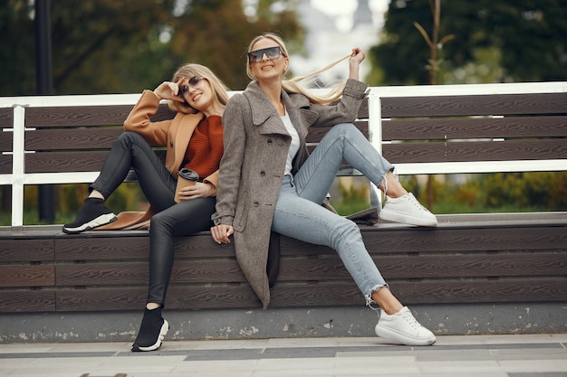 Jak odnaleźć harmonię między wygodą a stylem w codziennych ubraniach?